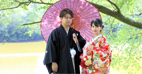結婚式場を下見する様子