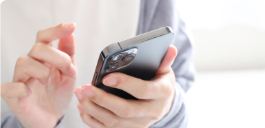 スマートフォンでやりとりする様子