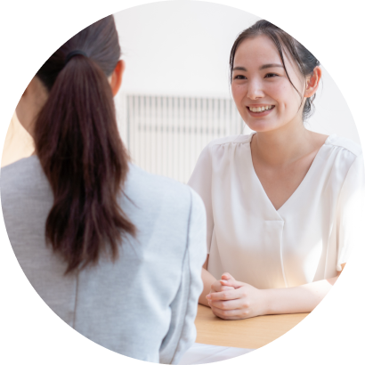 いつものスタッフに相談する様子