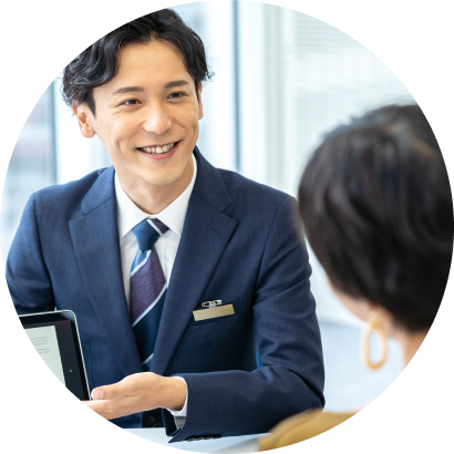 別のスタッフに相談する様子
